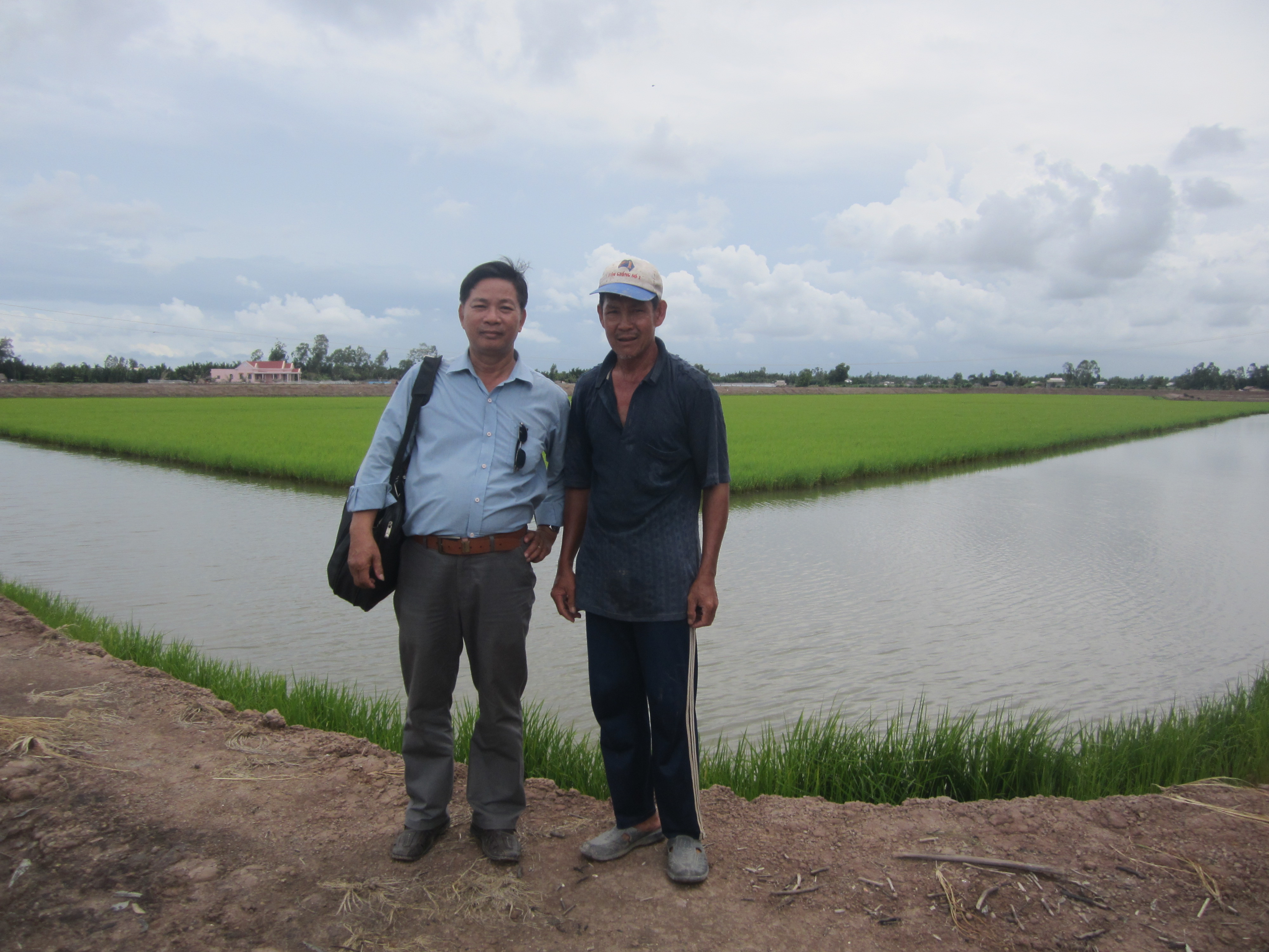 TS. Nguyễn Công Thành cùng nông dân 
