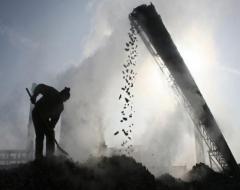 Cảnh khai thác than tại một nhà máy ở Trung Quốc. Khói đen bốc cao ngùn ngụt